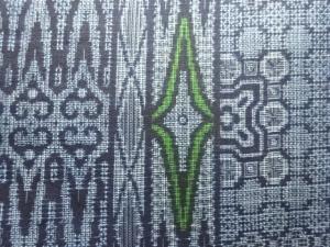 アンティーク　花に抽象模様織り出し本場正藍泥染大島紬着物(割り込み絣)